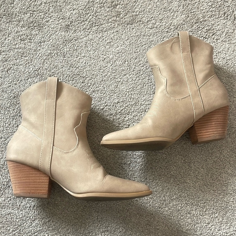Women’s size 10 pointed toe, soft, heel ankle, cowgirl booties tan